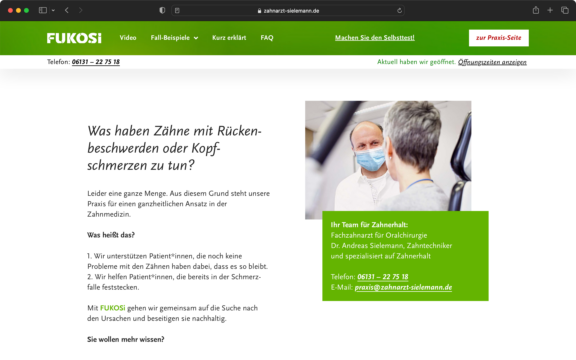 Screenshot zur Veranschaulichung des Webdesigns: Ein Einleitungstext wird begleitet von einem Portrai des Zahnarztes Dr. Sielemann aus Mainz.