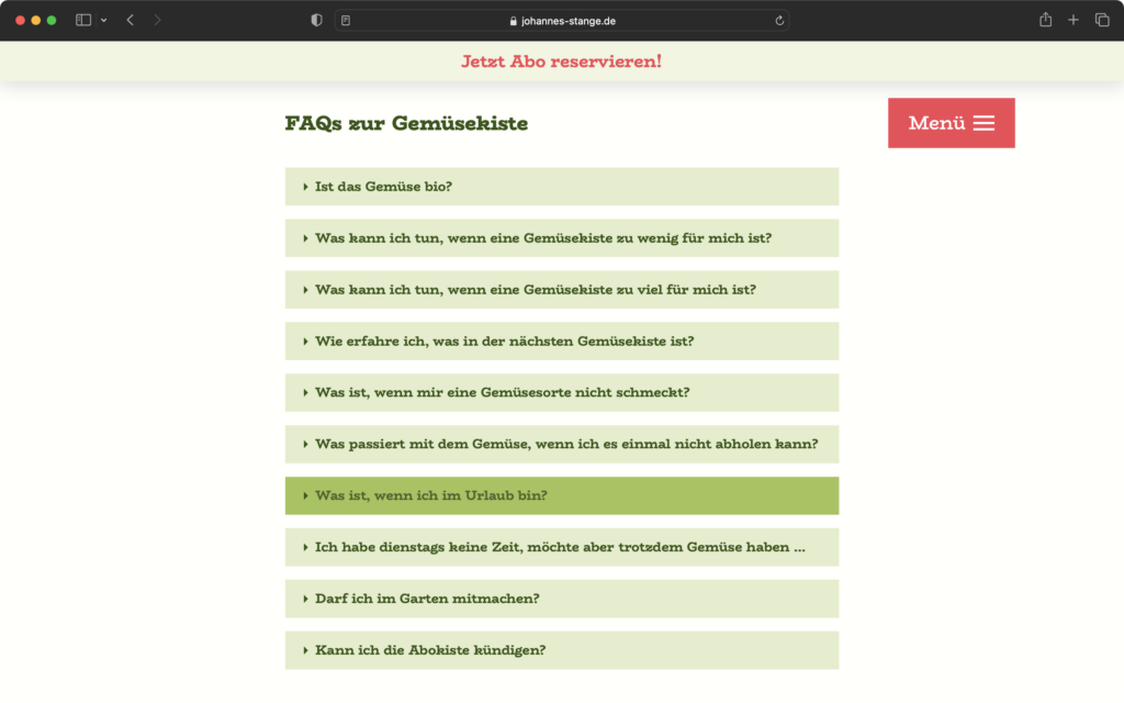 Screenshot einer Webseite mit FAQs zur Gemüsekiste, darunter zehn Fragen in grünen Kästen, eine Frage ist hellgrün hinterlegt, rechts oben ein roter Menü-Button.