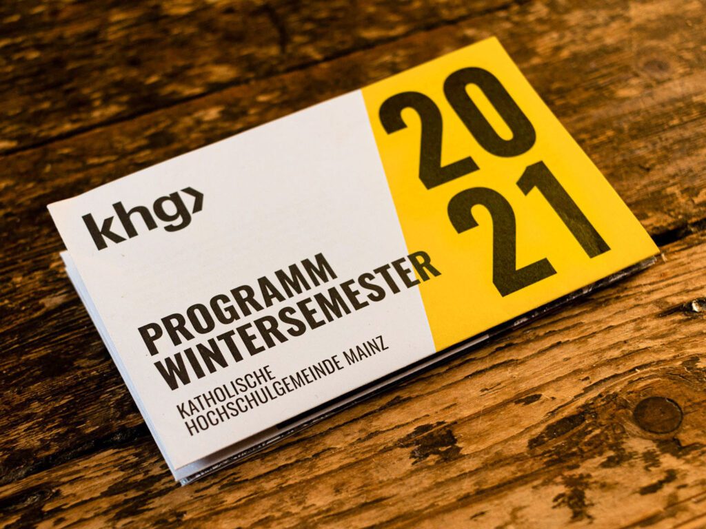 Zu sehen ist der geschlossene Falzflyer für das neue Semesterprogramm der Katholischen Hochschulgemeinde in Mainz.