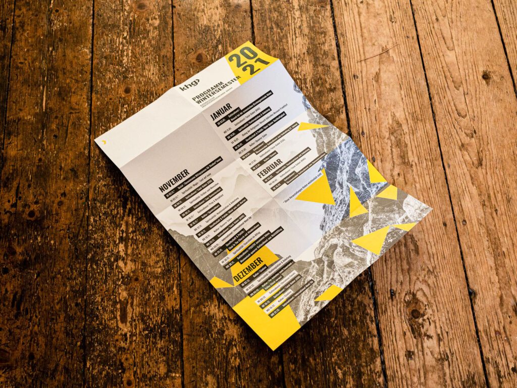 Zu sehen ist die Vorderseite mit Keyvisual eines Falzflyers für das neue Semesterprogramm der Katholischen Hochschulgemeinde in Mainz.