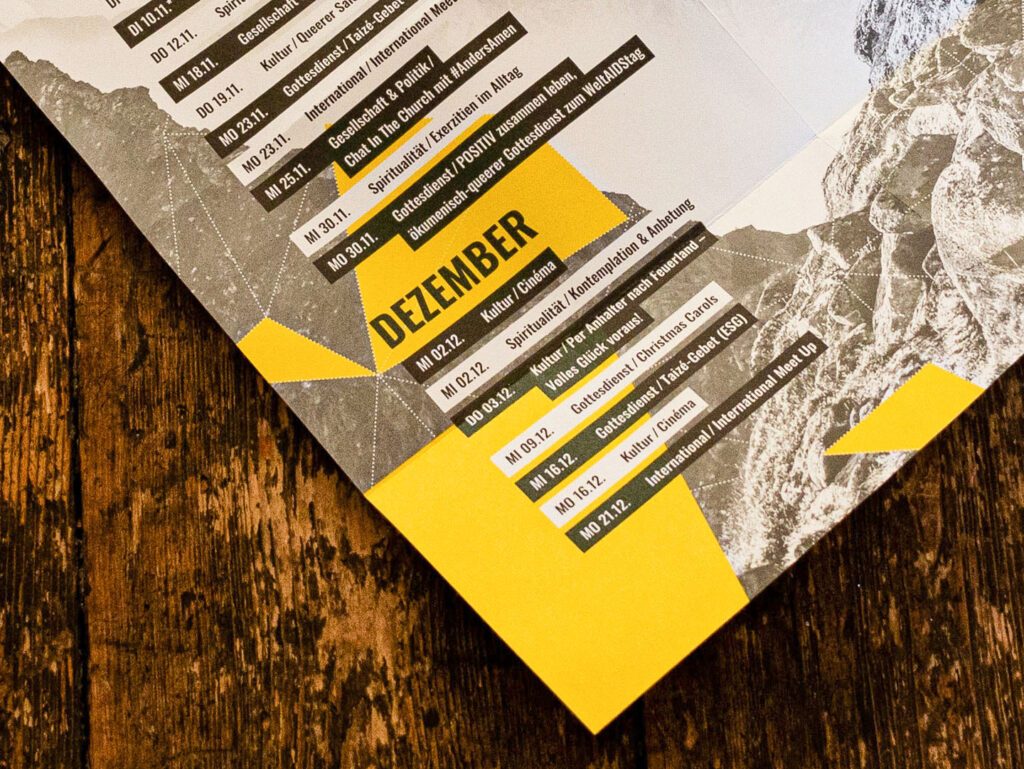 Zu sehen ist eine Detailansicht eines Falzflyers für das neue Semesterprogramm der Katholischen Hochschulgemeinde in Mainz.