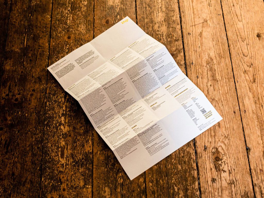 Zu sehen ist die Rückseite eines Falzflyers für das neue Semesterprogramm der Katholischen Hochschulgemeinde in Mainz.