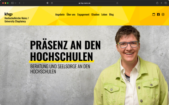 Screenshot zur veranschaulichung des Webdesigns: Eine beispielhafte Unterseite. Zu sehen ist eine Person auf der rechten Seite und der Titel der Seite links.