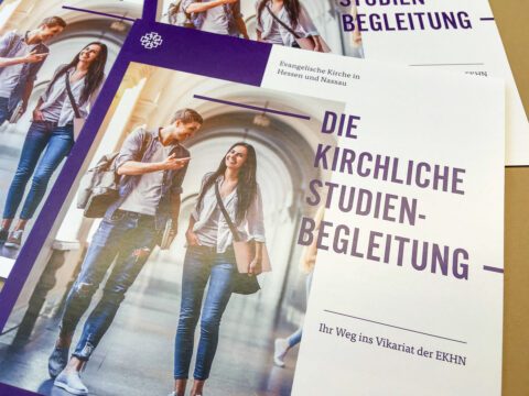 Falzflyer mit Sonderfarbendruck für die Kirchliche Studienbegleitung der EKHN. Grafikdesign für Mainz.