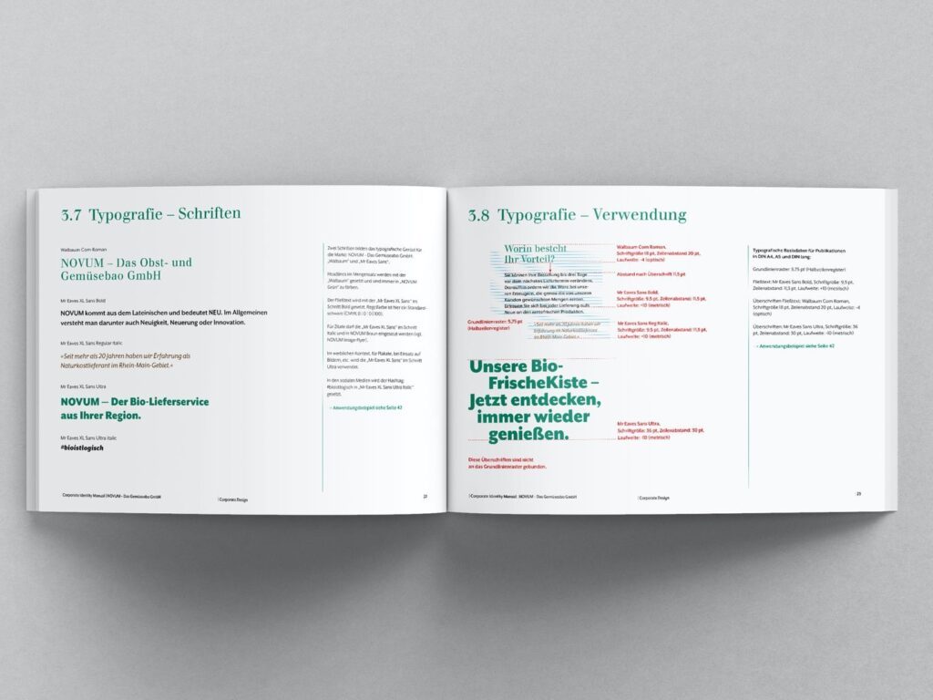 Zwei geöffnete Seiten eines Corporate Design Manuals mit Texten und typografischen Anweisungen zu Schriften und deren Verwendung.