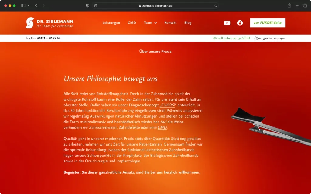 Screenshot einer Webseite der Zahnarztpraxis Dr. Sielemann mit Text zur Praxisphilosophie und einem Zahnzangen-Bild auf orange-rotem Hintergrund.