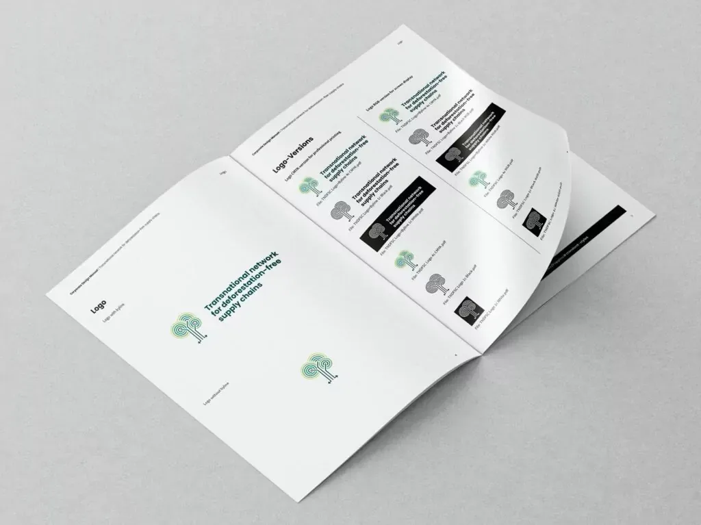 Aufgeschlagenes Corporate Design Manual zeigt verschiedene Versionen eines Logos mit Baum-Symbol und Text zu einem transnationalen Netzwerk für abholzungsfreie Lieferketten.