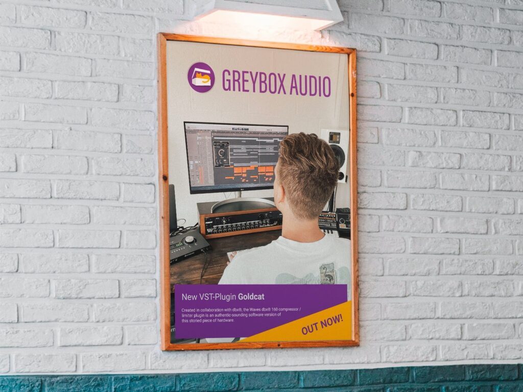 Werbeplakat an einer weißen Backsteinwand zeigt eine Person von hinten vor einem Computerbildschirm mit Musiksoftware und bewirbt das VST-Plugin Goldcat.