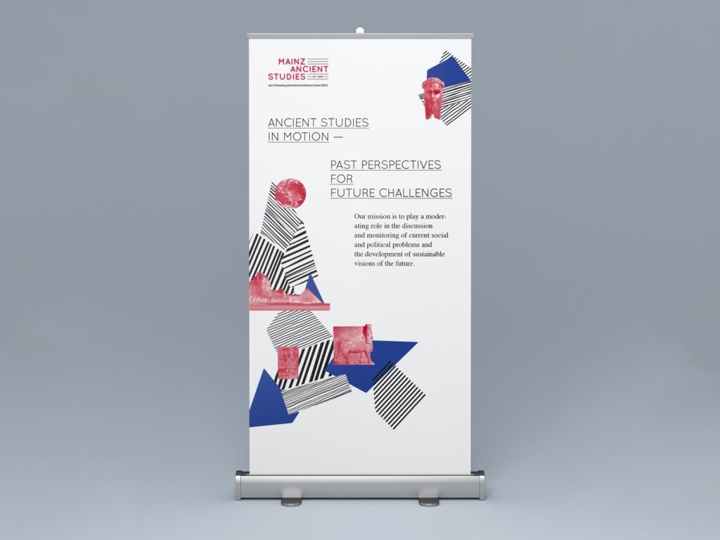 Roll-up mit dem Schriftzug Mainz Ancient Studies und dem Titel Ancient Studies in Motion Past Perspectives for Future Challenges sowie mehreren roten antiken Figuren und geometrischen Formen.
