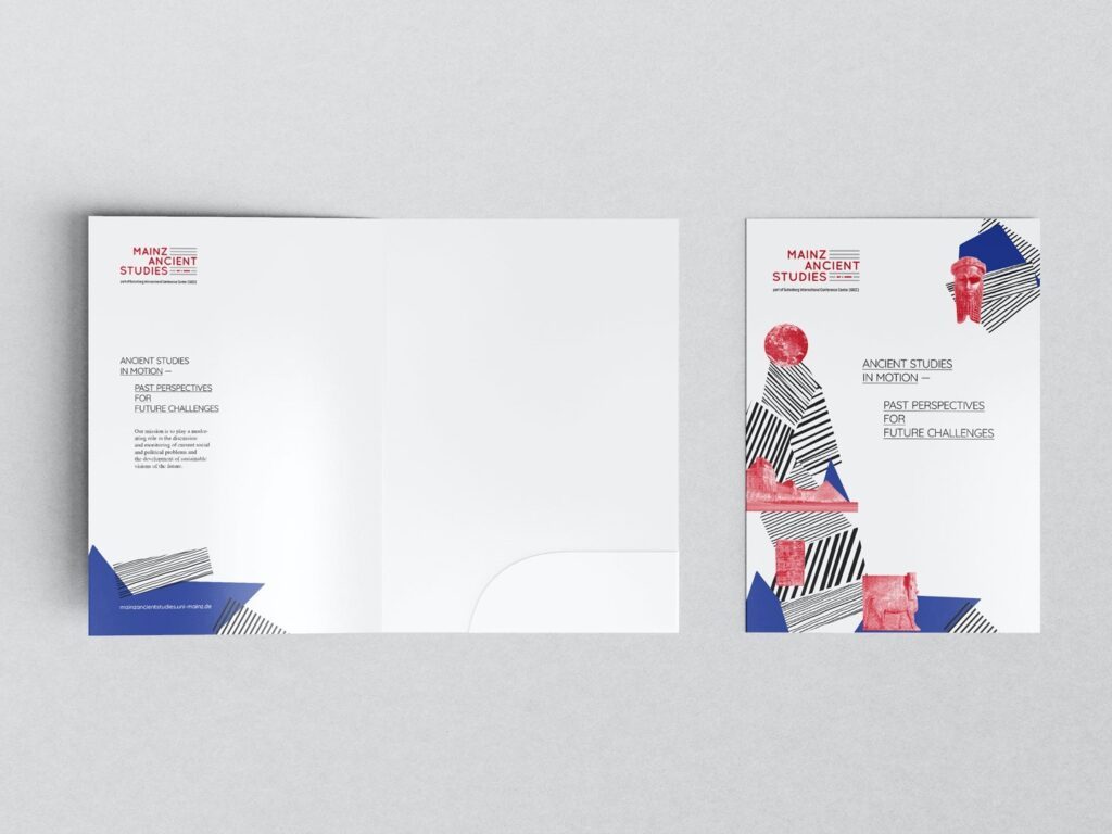 Zwei weiße Folder mit rotem Mainz Ancient Studies-Logo, schwarzem Text und roten sowie blauen grafischen Elementen auf grauem Hintergrund.
