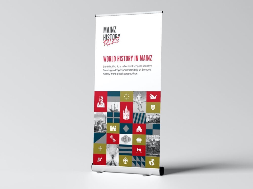 Auf einem Roll-up steht der Text Mainz History Talks und World History in Mainz mit verschiedenen historischen Symbolen und Bildern in farbigen Quadraten.