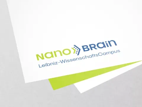 Das NanoBrain Logo mit Byline Leibniz-WissenschaftsCampus auf Papier gedruckt.