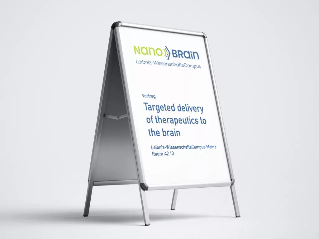 Aufsteller mit dem Logo von NanoBrain und dem Hinweis auf einen Vortrag zum Thema gezielte Lieferung von Therapeutika ins Gehirn am Leibniz-WissenschaftsCampus Mainz.