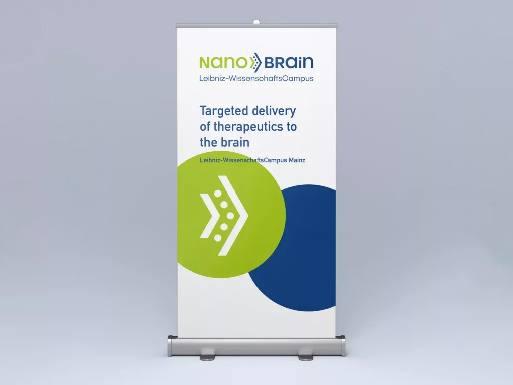 Roll-up mit dem Schriftzug NanoBrain Leibniz-WissenschaftsCampus und dem Text Targeted delivery of therapeutics to the brain sowie zwei großen, überlappenden Kreisen.