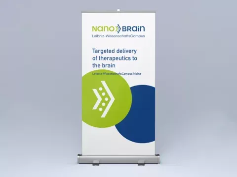 Ein fiktives Roll-up-Display mit dem NanoBrain Logo, Hausschrift und Hausfarben.