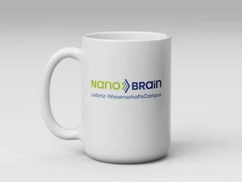 Das NanoBrain Logo auf eine Tasse gedruckt
