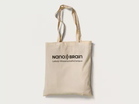 NanoBrain Logo in Schwarz auf eine Stofftasche gedruckt