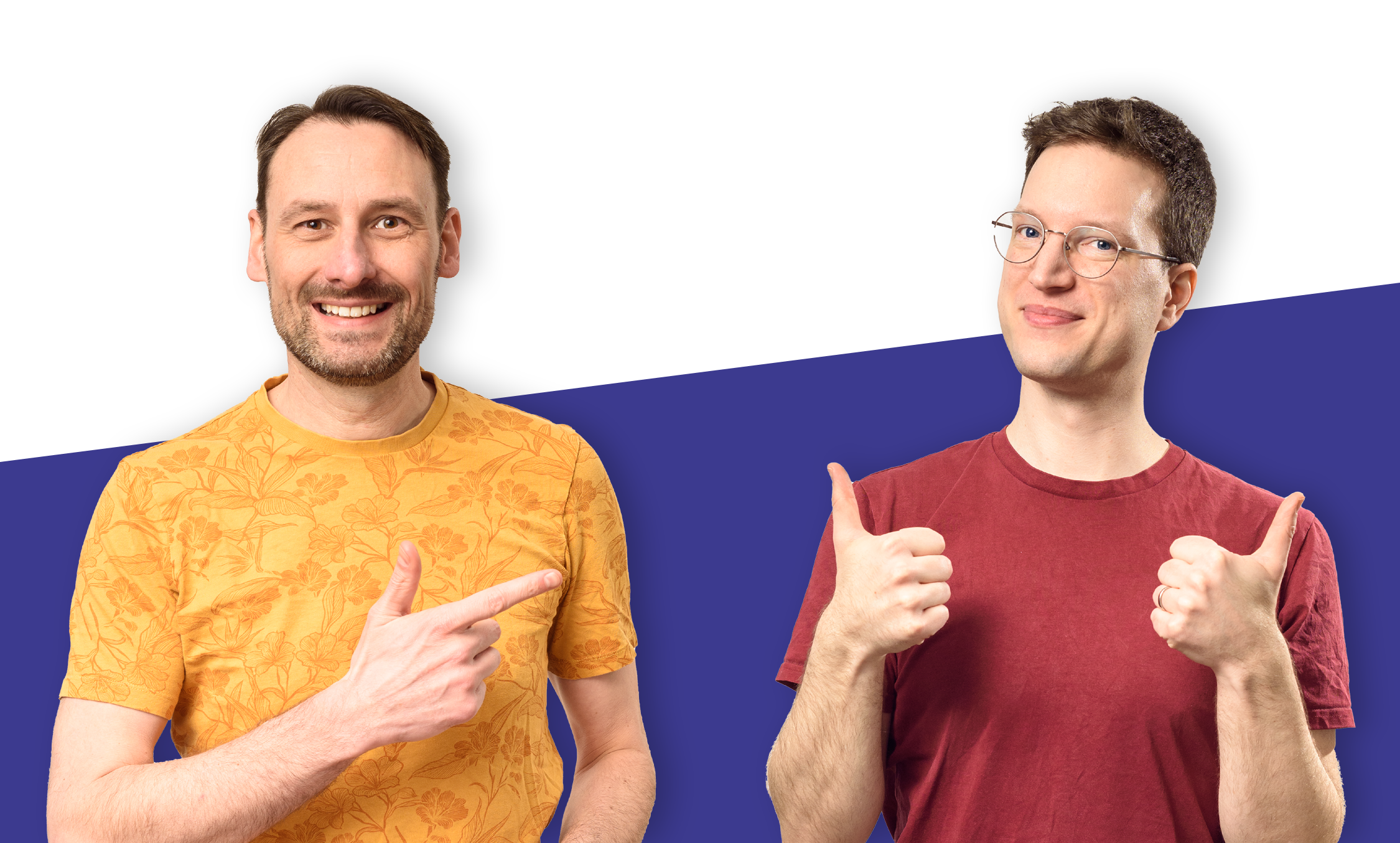 Zwei Männer vor blauem Hintergrund, der linke zeigt mit dem Finger auf den rechten, der rechte zeigt mit beiden Daumen nach oben.