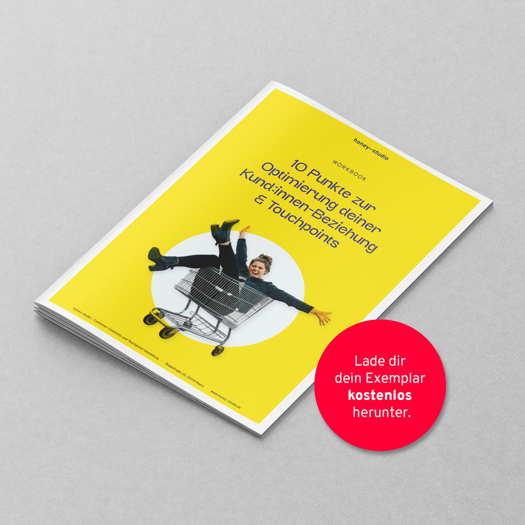 Cover eines gelben Workbooks mit dem Titel 10 Punkte zur Optimierung deiner Kund:innen-Beziehung & Touchpoints und einem Bild einer Frau in einem Einkaufswagen.