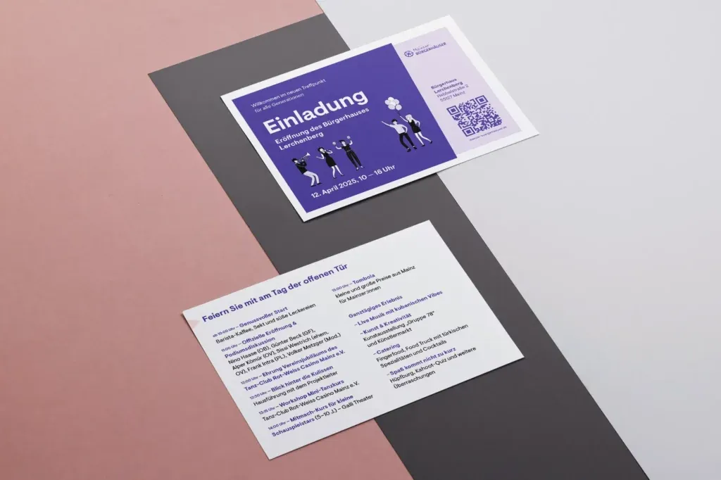 Zwei Einladungskarten zur Eröffnung des Bürgerhauses Lerchenberg mit Programm und QR-Code liegen auf einem zweifarbigen Untergrund.