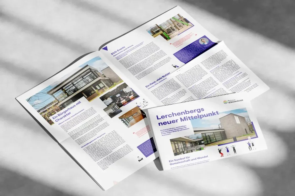 Geöffnete Festschrift mit Text und Fotos zu einem Bürgerhaus, darunter ein gefaltetes Blatt mit dem Titel Lerchenbergs neuer Mittelpunkt.