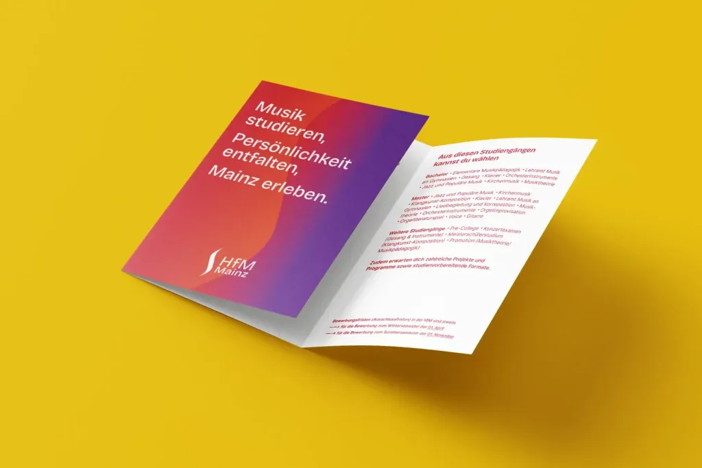 Flyer mit dem Titel Musik studieren, Persönlichkeit entfalten, Mainz erleben und Informationen zu Studiengängen an der HfM Mainz vor gelbem Hintergrund.
