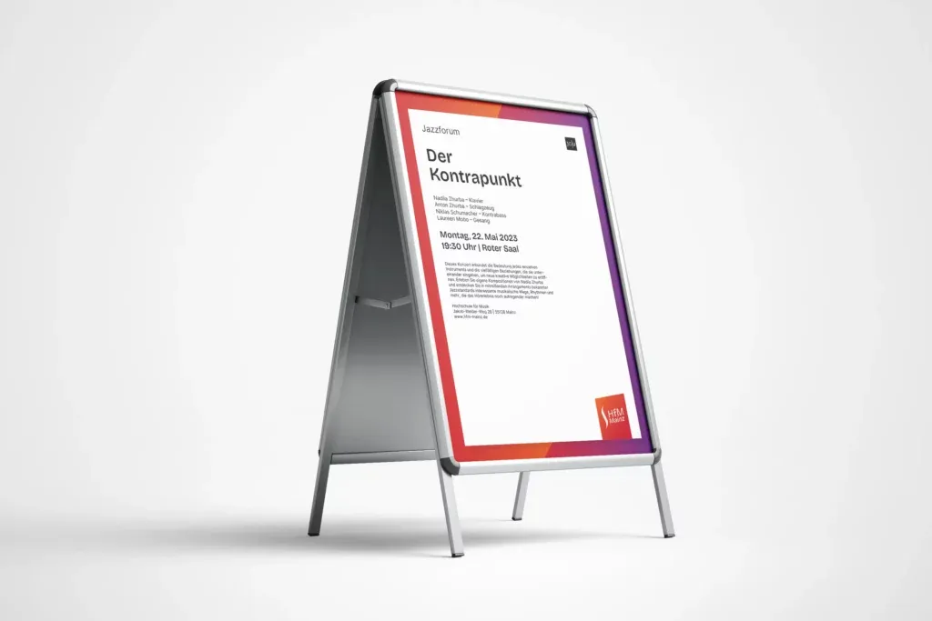 Kund:innen-Stopper mit einem Poster für ein Jazzforum-Konzert namens Der Kontrapunkt am 22. Mai 2023 in Mainz.