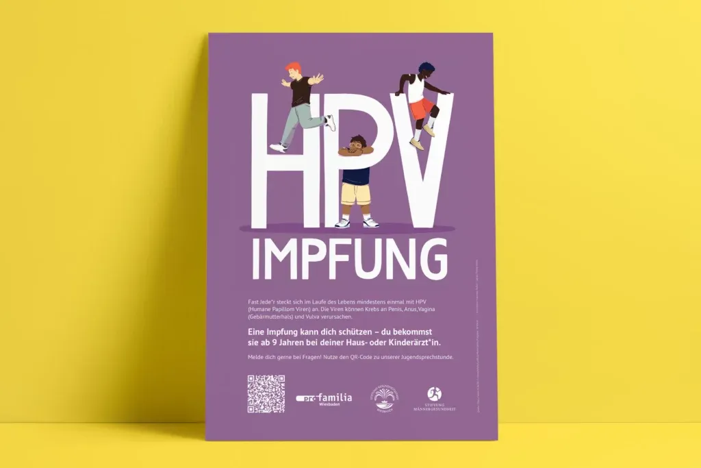 Plakat mit lila Hintergrund zeigt große weiße Buchstaben HPV mit drei Kindern darauf und informiert über HPV-Impfung ab 9 Jahren bei Haus- oder Kinderärztin.